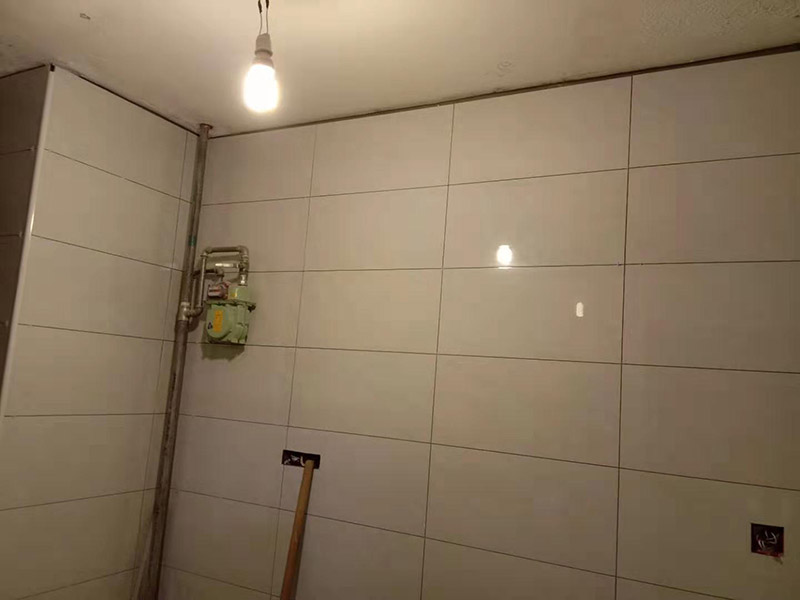 廚房貼瓷磚維修：貼磚之前你的用大盆將瓷磚浸泡12小時(shí)然后再拿到蔭涼出放置12小時(shí)；地面抄平完畢，做好地面防水及防水保護(hù)層。做好水電管線已安裝，并堵實(shí)抹平腳手眼和管洞等。臉盆架、鏡卡、管卡、水箱、煤氣等應(yīng)埋好防腐木磚，位置準(zhǔn)確。然后將殘存在基層的砂漿粉渣、灰塵、油污等清理干凈，并提前澆水濕潤(rùn)。 待底層灰六、七層干時(shí)，按圖紙要求，面磚規(guī)格及實(shí)際條件進(jìn)行排磚、彈線。刮平，隨抹隨自上而下粘貼面磚，要求砂漿飽滿，虧灰時(shí)，取下重貼，并隨時(shí)用靠尺檢查平整度，同時(shí)保證縫隙寬度一致貼完經(jīng)自檢無(wú)空鼓、不平、不直后，用棉紗擦干凈，用白水泥漿或拍干水泥擦縫，用布將縫內(nèi)的素漿擦勻，磚面擦干凈。
