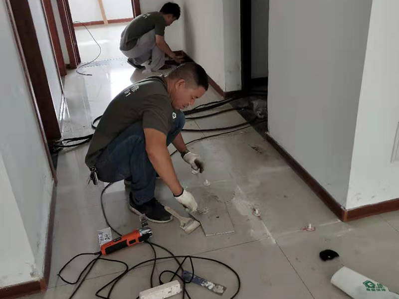 客廳走廊瓷磚空鼓維修：瓷磚的中間位置出現(xiàn)空鼓情況，這種情況就需要將這塊瓷磚撬下來重新鋪設(shè)了。具體要采取從瓷磚中間部分開砸，但是不能從中間直接砸，可以使用小型水鉆先開個孔，再使用工具慢慢的向四周蔓延的方式來撬開瓷磚，避免將周邊的額瓷磚損壞。