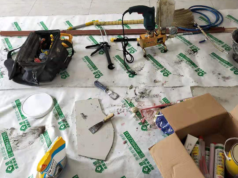 客廳走廊瓷磚空鼓維修：瓷磚的中間位置出現(xiàn)空鼓情況，這種情況就需要將這塊瓷磚撬下來重新鋪設(shè)了。具體要采取從瓷磚中間部分開砸，但是不能從中間直接砸，可以使用小型水鉆先開個孔，再使用工具慢慢的向四周蔓延的方式來撬開瓷磚，避免將周邊的額瓷磚損壞。