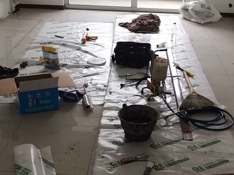 客廳走廊瓷磚空鼓維修：瓷磚的中間位置出現(xiàn)空鼓情況，這種情況就需要將這塊瓷磚撬下來重新鋪設(shè)了。具體要采取從瓷磚中間部分開砸，但是不能從中間直接砸，可以使用小型水鉆先開個孔，再使用工具慢慢的向四周蔓延的方式來撬開瓷磚，避免將周邊的額瓷磚損壞。