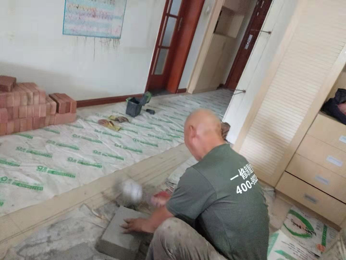 放線砌磚服務(wù)：砌墻宜采用一鏟灰、一塊磚、一擠揉的砌磚法。通常包括抄平、放線、擺磚樣、立皮數(shù)桿、掛準(zhǔn)線、鋪灰、砌磚等工序。如果是清水墻體，還要進(jìn)行勾縫。未成形的墻體上方，會吊著數(shù)根細(xì)線。這是用來保證墻面主縫垂直，不游丁走縫，當(dāng)砌完一步架高時，宜每隔2m水平間距，在丁磚立楞位置彈兩道垂直立線，可以分段控制游丁走縫。