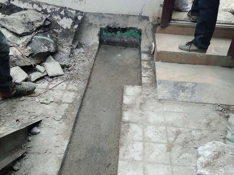 露臺花臺防水施工：是建議在干燥的地方施工，基面越干燥，產(chǎn)品才能滲透越深，如果基面里面都是水分，密度大，材料無法很好的滲透進(jìn)去。關(guān)于防水堵漏的原理，水的漏水源頭沒有堵住，水只會一直往墻體滲透，長期存在墻體內(nèi)部，當(dāng)水份達(dá)到一定程度會從墻體其他地方滲漏出來。并無法解決根本的問題，只有在屋頂或者外墻外面噴防水劑，讓水無法滲透進(jìn)墻體直接流走才能徹底解決問題。