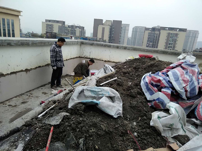 露臺花臺防水施工：是建議在干燥的地方施工，基面越干燥，產(chǎn)品才能滲透越深，如果基面里面都是水分，密度大，材料無法很好的滲透進(jìn)去。關(guān)于防水堵漏的原理，水的漏水源頭沒有堵住，水只會一直往墻體滲透，長期存在墻體內(nèi)部，當(dāng)水份達(dá)到一定程度會從墻體其他地方滲漏出來。并無法解決根本的問題，只有在屋頂或者外墻外面噴防水劑，讓水無法滲透進(jìn)墻體直接流走才能徹底解決問題。