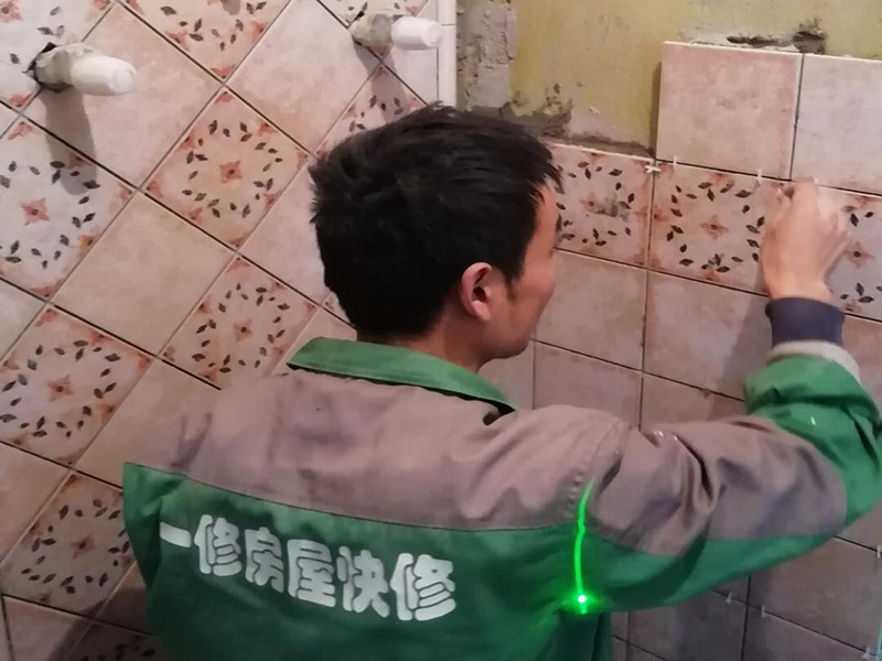 衛(wèi)生間花磚鋪貼：將水泥與少量建筑膠混合拌勻，做成粘貼劑。把粘貼劑用鏟刀鏟到地面刮平后將瓷磚鋪上，再用鏟刀壓實，這樣自上而下或自左而右的一排排粘貼即可。全部鋪完后，用白水泥漿美縫，把瓷磚間的間隙填實，這樣就完成了