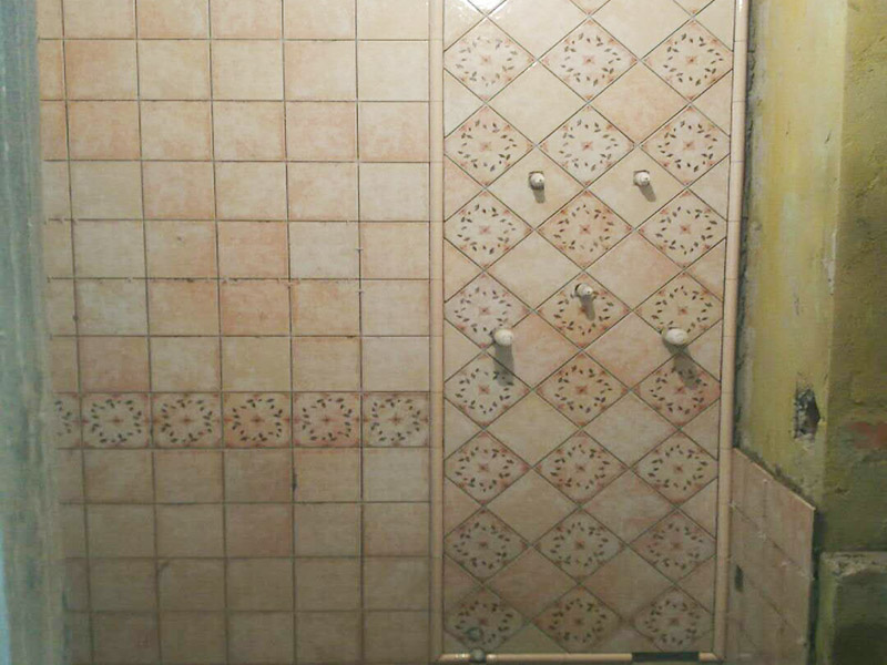衛(wèi)生間花磚鋪貼：將水泥與少量建筑膠混合拌勻，做成粘貼劑。把粘貼劑用鏟刀鏟到地面刮平后將瓷磚鋪上，再用鏟刀壓實，這樣自上而下或自左而右的一排排粘貼即可。全部鋪完后，用白水泥漿美縫，把瓷磚間的間隙填實，這樣就完成了