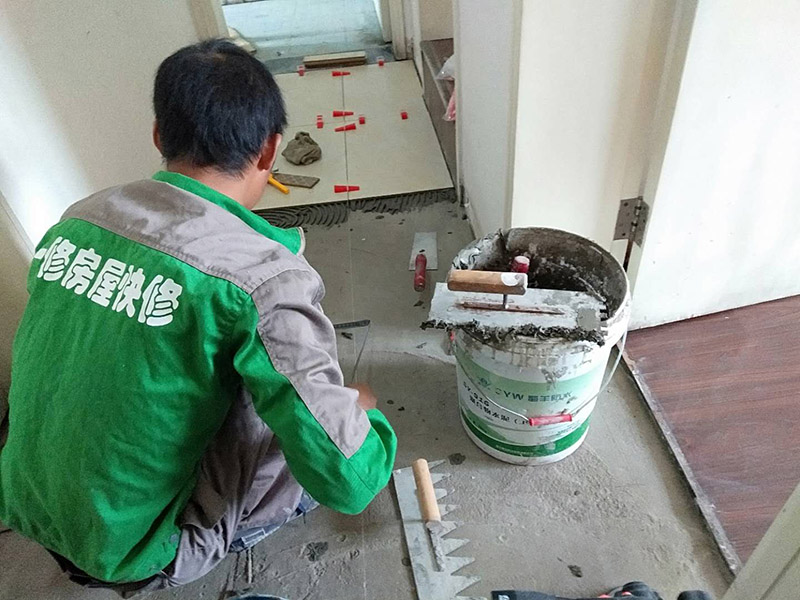 客廳瓷磚安裝： 1:瓷磚黏著劑這也叫干貼法,是一種新式的鋪裝輔料。和以往砂漿水泥濕貼不一樣的是,瓷磚不需預(yù)先浸水,基面不需打濕,只需地上平坦,其它條件較好就行。這種貼法瓷磚黏著度較高,比傳統(tǒng)的砂漿水泥作用要好,比照格外適用作業(yè)面小、環(huán)境較好的中小戶型家庭裝飾。 2:多彩填縫劑這個不是通常五顏六色水泥,通常用于留縫鋪裝的地上或墻面。其特色是顏色的固著力強、耐壓耐磨、不堿化、不縮短、不粉化。它的呈現(xiàn)改變了瓷磚縫隙水掉落黏著不牢的缺點,并且使縫隙的顏色和瓷磚般配顯得共同協(xié)調(diào),相輔相成。