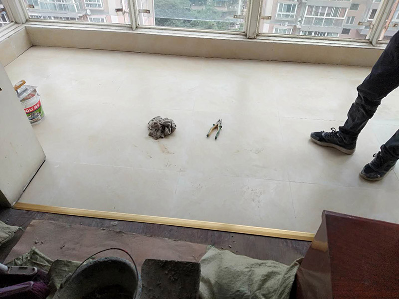 客廳瓷磚安裝： 1:瓷磚黏著劑這也叫干貼法,是一種新式的鋪裝輔料。和以往砂漿水泥濕貼不一樣的是,瓷磚不需預(yù)先浸水,基面不需打濕,只需地上平坦,其它條件較好就行。這種貼法瓷磚黏著度較高,比傳統(tǒng)的砂漿水泥作用要好,比照格外適用作業(yè)面小、環(huán)境較好的中小戶型家庭裝飾。 2:多彩填縫劑這個不是通常五顏六色水泥,通常用于留縫鋪裝的地上或墻面。其特色是顏色的固著力強、耐壓耐磨、不堿化、不縮短、不粉化。它的呈現(xiàn)改變了瓷磚縫隙水掉落黏著不牢的缺點,并且使縫隙的顏色和瓷磚般配顯得共同協(xié)調(diào),相輔相成。