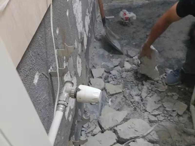 墻磚拆除建渣清運(yùn)：建筑垃圾最終處置以回填為主。除少數(shù)幾個(gè)城市外，大部分城市沒有專門的建筑垃圾填埋場(chǎng)。絕大部分建筑垃圾未經(jīng)任何處理，直接運(yùn)往郊外或鄉(xiāng)村，采用露天堆放或填埋的方式進(jìn)行處理，這種簡易堆填耗用大量的土地資源，有極大的安全風(fēng)險(xiǎn)。此外，建筑垃圾運(yùn)輸、堆放過程中產(chǎn)生的空氣粉塵、污水污染等問題又造成了較嚴(yán)重的環(huán)境污染。對(duì)建筑垃圾進(jìn)行技術(shù)處理可產(chǎn)生新的材料，但國內(nèi)建筑垃圾資源化利用的案例較少、資源化利用方法不多。