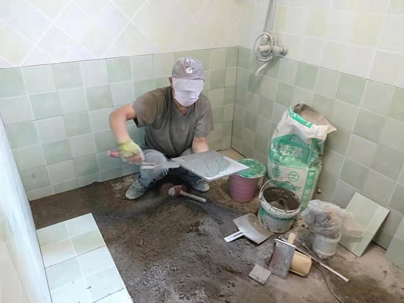廁所地面貼瓷磚：首先將選購(gòu)好的瓷磚清潔干凈，并du在水中浸泡2個(gè)小時(shí)以上，瓷磚的浸泡是為了能讓瓷磚充分的吸收水分，避免在鋪貼完成之后吸取材料中的水分，而影響瓷磚與地面的粘貼度，造成起空鼓、脫落等現(xiàn)象，開始鋪貼瓷磚之前需要從水中取出并將便面的水分擦去，以便鋪貼。 設(shè)置輔助線在開始瓷磚進(jìn)行鋪貼之前，需先在墻面上吊垂線，吊垂線是用來確定瓷磚與墻面的尺寸，再設(shè)置水平線，這樣能夠保證瓷磚鋪貼過程中保持橫平豎直的平整度。 順序鋪貼通常地磚的鋪貼都是由門窗邊或者陽臺(tái)開始的，保證從上到下，由左及右的順序行進(jìn)，先用水潤(rùn)曾找平層，再用鏟子將水泥抹在瓷磚的背面，再將瓷磚貼在地面，再用橡膠錘輕輕敲擊瓷磚，使水泥充滿墻面與瓷磚之間的空隙。
