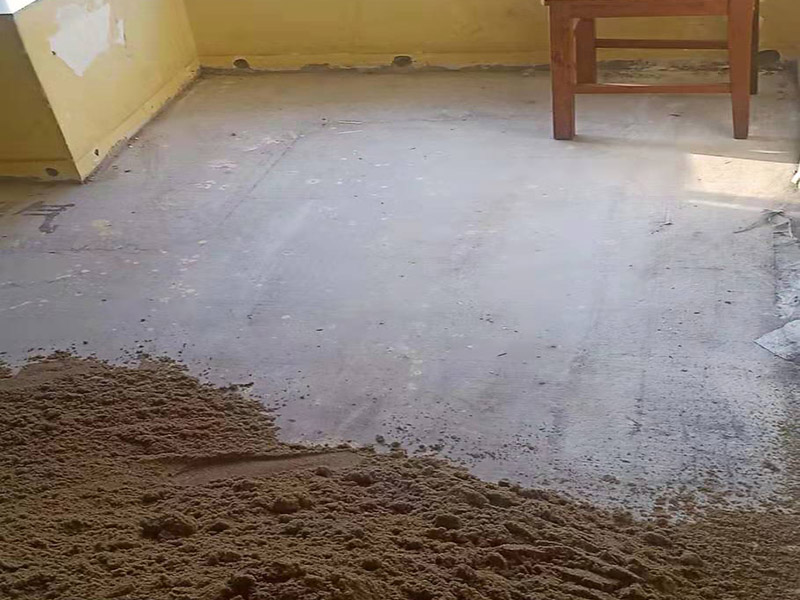 臥室地面瓷磚裝修：將砂土平整好，上面才好放瓷磚，注意一邊平整一邊將小的硬塊去掉，結合層材料應當勻實，穩(wěn)固。結合層厚度宜取20-35mm；結合層與瓷磚應分段同時鋪砌，鋪砌時宜采用水泥漿或干鋪泥灑水作粘結。用橡皮錘將瓷磚輕輕敲緊定位，切忌用大力，如果結合層不平應拿掉瓷磚重新抹平?，F在看瓷磚之間有沒有板塊不嚴，板塊厚薄不一，尺寸誤差大的問題，否則鋪設出來影響美觀。給瓷磚背面上水泥，上水泥前要盡量清除瓷磚表面的浮土，這樣才不會影響水泥的黏結能力。