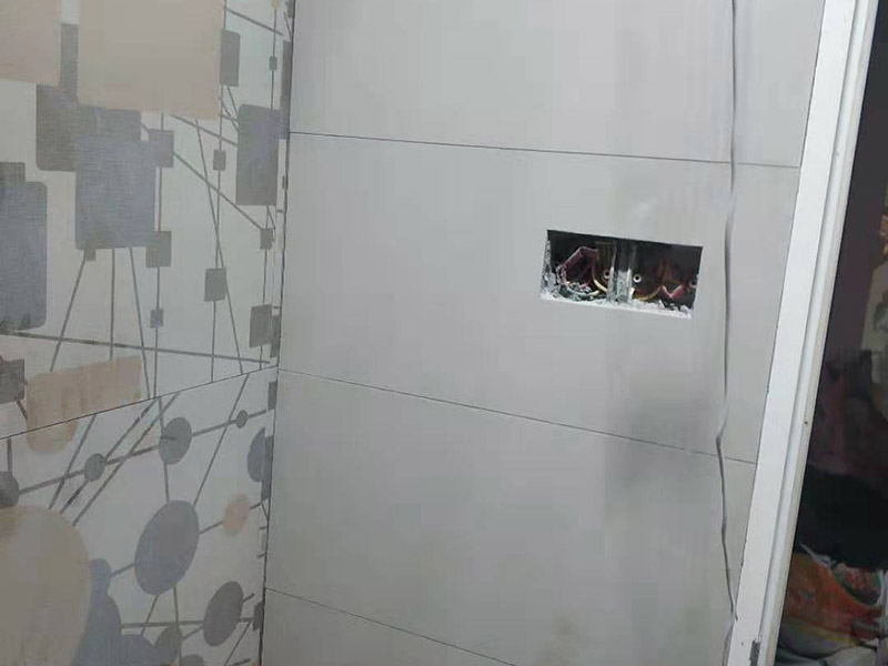 局部貼墻磚：基層處理：保持墻面的平滑，踢平表面凹凸不平的位置或用1:3比例的水泥漿抹平，用鐵絲擦掉殘留的灰塵、油漬、砂漿等。 找標(biāo)高、彈線：根據(jù)水平控制線和設(shè)計圖紙劃出標(biāo)高，再拋出十字線并保持墻面一線和地面一線垂直。 貼磚：貼磚選用1：3比例的干硬性水泥砂漿，砂漿厚度2cm左右。鋪貼前將墻磚背面濕潤，正面保持干燥。把墻磚輕輕地放在水泥砂漿上，用手錘輕敲瓷磚表面直至緊密平整即可。 勾縫、擦縫：在貼完磚24小時后進行勾縫工作，采用同一品種的水泥漿或?qū)Ｓ锰羁p劑進行空隙填補，使墻磚最終緊密嚴實，最后再擦凈多余的水泥或填縫劑。