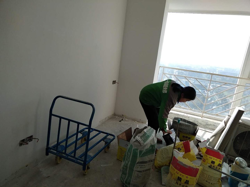衛(wèi)生間貼磚施工：衛(wèi)生間墻磚的規(guī)格一定要與鋪貼面積協(xié)調(diào)衛(wèi)生間墻磚的規(guī)格不宜過(guò)大,規(guī)格過(guò)大的墻磚會(huì)給人一種不協(xié)調(diào)的感覺(jué),而小尺寸的墻磚裝飾效果則更好,在一定程度上可以增加衛(wèi)生間的空間感。在進(jìn)行衛(wèi)生間墻磚鋪貼之前一定要做好排磚方案鋪貼前一定要做排磚方案,盡量不要出現(xiàn)小于墻磚三分之一的窄列。確須切割,瓷磚經(jīng)過(guò)切割后以剩下大于三分之二的為宜。3、了解水電布線走向在鋪貼之前一定要記住墻面水管電線的走向,最好將電路、水路的走線圖保存好。而且一定要進(jìn)行一次閉水、閉電實(shí)驗(yàn),以免出現(xiàn)漏水、漏電的情況。
