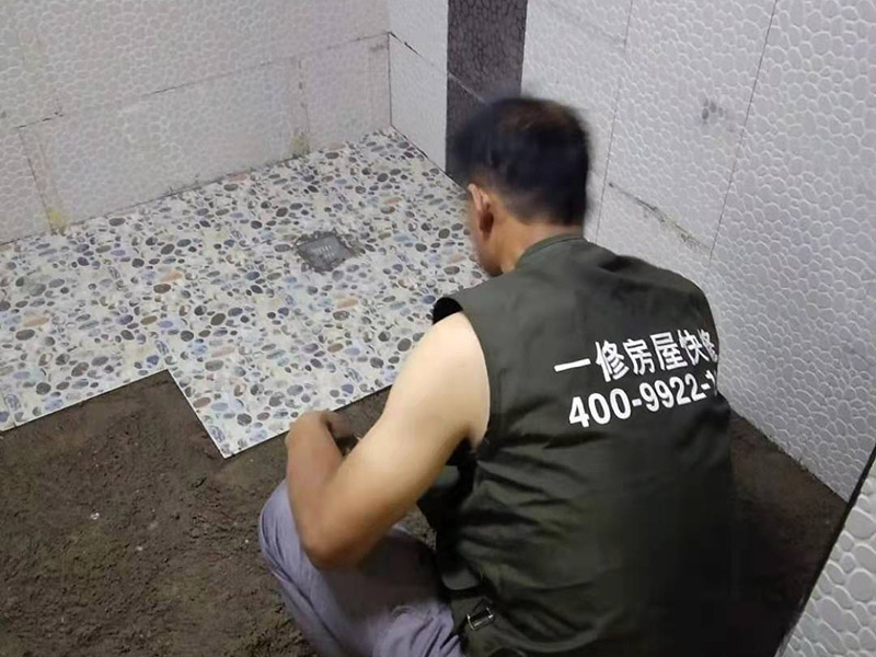 衛(wèi)生間地面花磚鋪貼:找平，就是在鋪仿古磚前，對鋪貼物表面進行處理，如地面、內(nèi)墻面、外墻面等，消除表面附著的污物，并灑水進行滋潤，然后用水泥沙混合找平，通常使用灰鏟在表面不停的涂抹使水泥地面保持大致水平，一定要等到水泥沙混合物完全干爽后再行鋪貼。用一段較長的細線，根據(jù)確定的鋪貼方式，在線上涂上顏色或白灰，然后在找平的地面上畫出仿古磚的位置及磚縫的參考線。 將亞光磚置入清水中浸泡，使瓷磚充分吸收水分，以不冒出氣泡為準，防止干燥瓷磚在裝修完成后再次吸水而導(dǎo)致磚體變形。取出浸泡好的瓷磚，抹干水漬，在找平層上噴灑足夠的水，然后在磚背面均勻抹上水泥沙漿，沙漿厚度5~6cm為宜，鋪貼大規(guī)格亞光磚時適當(dāng)加厚；隨即將磚貼上，用木錘輕輕拍牢平整，避免空鼓，并隨時用直尺找平。