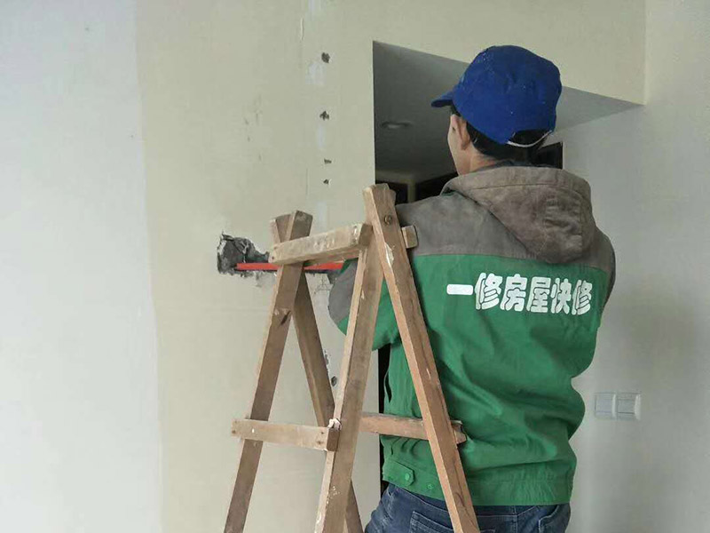 局部打孔安裝服務(wù)：實(shí)地測(cè)量，確定房間管道的分布、房間的高度、房間設(shè)施的位置及通風(fēng)窗的位置等。 1、天花板的預(yù)處理，確定吊頂?shù)陌惭b高度，中間夾層大于300mm，用水平管在四個(gè)墻角劃線，并用墨斗彈出水平線。 2、確定通風(fēng)窗的位置，在墻上用電錘打出直徑100mm的圓形孔。 3、電線預(yù)埋，照明線路為2條，取暖器的線路為5條，為了能保證正常使用，可多預(yù)埋1～2條。 4、水管、煤氣管等管道的處理，檢查是否有漏水、漏電現(xiàn)象。