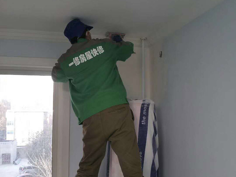 局部打孔安裝服務(wù)：實(shí)地測(cè)量，確定房間管道的分布、房間的高度、房間設(shè)施的位置及通風(fēng)窗的位置等。 1、天花板的預(yù)處理，確定吊頂?shù)陌惭b高度，中間夾層大于300mm，用水平管在四個(gè)墻角劃線，并用墨斗彈出水平線。 2、確定通風(fēng)窗的位置，在墻上用電錘打出直徑100mm的圓形孔。 3、電線預(yù)埋，照明線路為2條，取暖器的線路為5條，為了能保證正常使用，可多預(yù)埋1～2條。 4、水管、煤氣管等管道的處理，檢查是否有漏水、漏電現(xiàn)象。