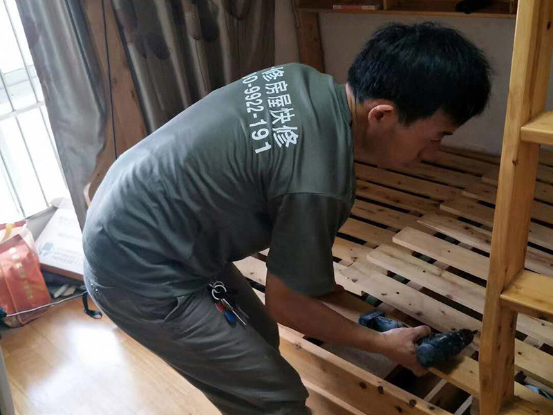 局部打孔安裝服務(wù)：實(shí)地測(cè)量，確定房間管道的分布、房間的高度、房間設(shè)施的位置及通風(fēng)窗的位置等。 1、天花板的預(yù)處理，確定吊頂?shù)陌惭b高度，中間夾層大于300mm，用水平管在四個(gè)墻角劃線，并用墨斗彈出水平線。 2、確定通風(fēng)窗的位置，在墻上用電錘打出直徑100mm的圓形孔。 3、電線預(yù)埋，照明線路為2條，取暖器的線路為5條，為了能保證正常使用，可多預(yù)埋1～2條。 4、水管、煤氣管等管道的處理，檢查是否有漏水、漏電現(xiàn)象。