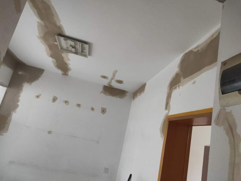 全屋墻面改造:通常要鏟除舊房子的原漆面，先用水噴濕其表層，再用電刨機(jī)或泥刀鏟除其表層漆面，表面已有嚴(yán)重漆面脫落，批燙層呈粉沙化的，應(yīng)鏟除漆層和整個(gè)批燙，直至見(jiàn)到水泥批燙或磚層；然后用膩?zhàn)诱移?，打磨平整光滑，再刷乳膠漆。用石膏線(xiàn)在上部與頂面交接處做陰角，用踢腳線(xiàn)在下部與地面交接處收口。進(jìn)行墻面平整處理后，墻面涂刷底漆的作用是抗堿防潮、封固基材、保護(hù)面漆，提高面漆的質(zhì)感和遮蓋力。
