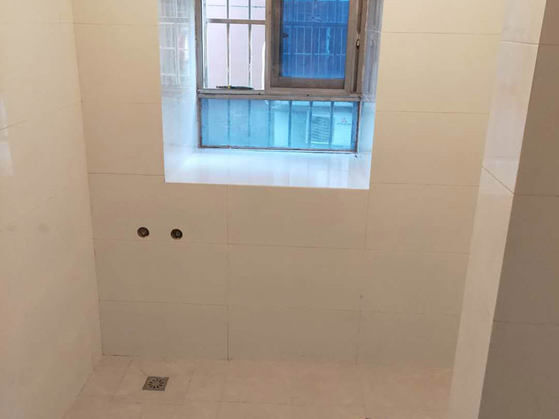 衛(wèi)生間裝修翻新：1、水電改造；這是很重要第一步基石，單靠自己的微薄力量是不行的，需要和師傅一起構思出一份詳細的水電走向圖，師傅會參考您的意見，滿足使用的需求，對以后的維修和保養(yǎng)都有好處。2、防水措施；不要小看這一個步驟哦，作為大量用水的場所，一個良好的防水措施是非常有必要的，從地面開始，然后上升到到墻面，涂刷時要仔細，確保厚度均勻且達標，和管道的交界處也別忘記涂抹。3、瓷磚鋪貼；貼磚能起到很多作用，最顯眼的就是讓空間更加美觀、精致，其次，它還能對墻面和地面起到很好的防水效果。