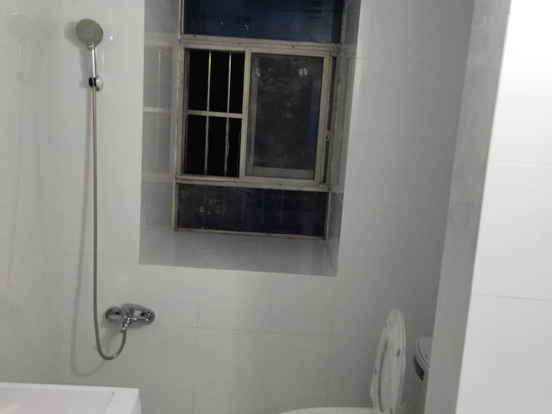 衛(wèi)生間裝修翻新：1、水電改造；這是很重要第一步基石，單靠自己的微薄力量是不行的，需要和師傅一起構思出一份詳細的水電走向圖，師傅會參考您的意見，滿足使用的需求，對以后的維修和保養(yǎng)都有好處。2、防水措施；不要小看這一個步驟哦，作為大量用水的場所，一個良好的防水措施是非常有必要的，從地面開始，然后上升到到墻面，涂刷時要仔細，確保厚度均勻且達標，和管道的交界處也別忘記涂抹。3、瓷磚鋪貼；貼磚能起到很多作用，最顯眼的就是讓空間更加美觀、精致，其次，它還能對墻面和地面起到很好的防水效果。