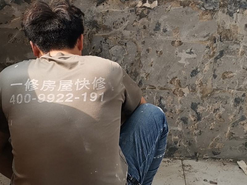 陽臺墻面基層鏟除：第一步：大檢查；鑒別方法是墻面灑水后，用鏟刀刮墻，很難鏟掉的應該是水泥墻面;很容易鏟掉的就是大白粉加膠水的“大白膩子”，由于其易受潮粉化并含有甲醛的工程膠水，需要鏟除。 第二步：封固層處理；首先，清除空鼓，用水浸濕墻面白粉層，鏟掉墻皮。第二，墻面輥刷界面劑清理浮灰，提高附著力。最后，用找平修補砂漿修補空鼓、線槽、孔洞，嵌縫石膏進行溝縫處理。 第三步：厚找平層處理；平整度好的毛坯墻(毛坯房交房規(guī)范平整度在±3毫米)就不需要用找平修補砂漿進行厚找平了，直接用耐水膩子或功能型生態(tài)膩子進行精找平就可以。 第四步：精找平層處理；厚找平層處理完后，就可以批刮