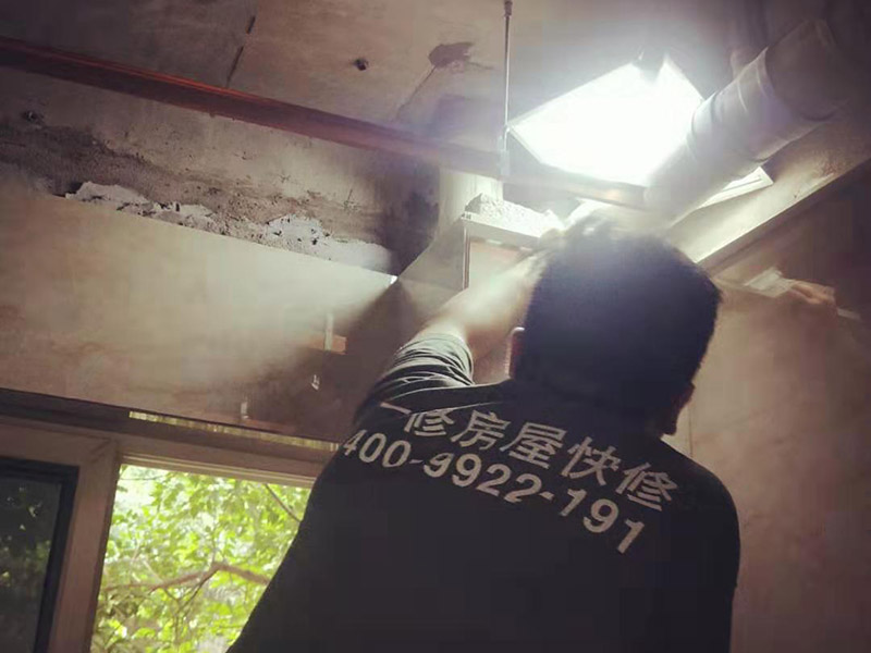 全屋裝修翻新：1、墻面翻新 老房裝修翻新不能隨便的去拆墻體，很多人覺得只有承重墻才不能隨便拆改，其實(shí)非承重墻也不可以隨便拆改，雖然是次要的承重，但是它也能起到支撐作用，所以要視情況而定，能不拆的盡量不要去拆。 2、地面翻新 很多業(yè)主覺得地板翻新，找個(gè)師傅把破壞的地板進(jìn)行打磨就可以，然后進(jìn)行打蠟保養(yǎng)就可以了。其實(shí)并不是這樣的，有些地板不能翻新，比如：強(qiáng)化復(fù)合地板，是不可以翻新，有破壞的地板，需要更換新的。 3、水電改造 水電改造是比較復(fù)雜的工程，很多業(yè)主覺得實(shí)用那么長時(shí)間都沒有出問題，然后就覺得不需要改，這是錯(cuò)誤的想法，水電關(guān)系到我們的生命安全。在翻新前要先檢查，然后根據(jù)情況進(jìn)行改造，老房布局很多都是不合理的。使用時(shí)間久了容易老化，水電一定要進(jìn)行整改，因?yàn)樗请[蔽工程，避免日后帶來不必要的麻煩。 4、門窗改造 很多人為了節(jié)省一些費(fèi)用，然后就沒有更換門窗，后來你會(huì)發(fā)現(xiàn)并沒有省下錢。門窗隱患是沒有那么容易看出的，因此要找專業(yè)的師傅檢查，然后確定需不需要更換。