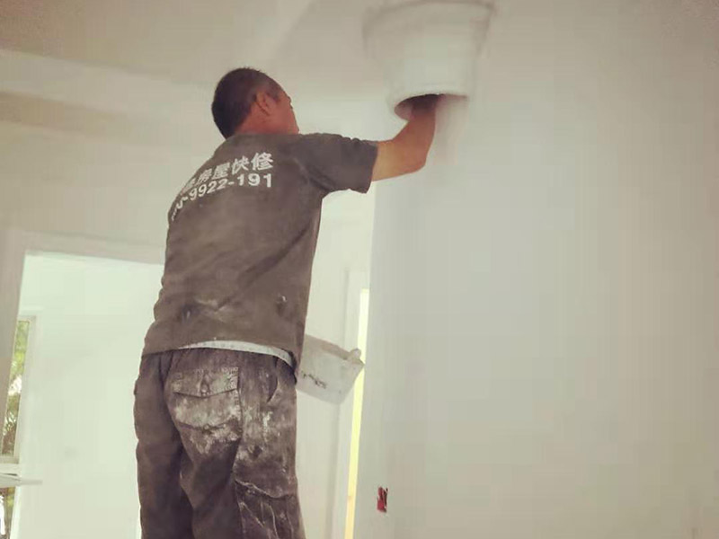 全屋裝修翻新：1、墻面翻新 老房裝修翻新不能隨便的去拆墻體，很多人覺得只有承重墻才不能隨便拆改，其實(shí)非承重墻也不可以隨便拆改，雖然是次要的承重，但是它也能起到支撐作用，所以要視情況而定，能不拆的盡量不要去拆。 2、地面翻新 很多業(yè)主覺得地板翻新，找個(gè)師傅把破壞的地板進(jìn)行打磨就可以，然后進(jìn)行打蠟保養(yǎng)就可以了。其實(shí)并不是這樣的，有些地板不能翻新，比如：強(qiáng)化復(fù)合地板，是不可以翻新，有破壞的地板，需要更換新的。 3、水電改造 水電改造是比較復(fù)雜的工程，很多業(yè)主覺得實(shí)用那么長時(shí)間都沒有出問題，然后就覺得不需要改，這是錯(cuò)誤的想法，水電關(guān)系到我們的生命安全。在翻新前要先檢查，然后根據(jù)情況進(jìn)行改造，老房布局很多都是不合理的。使用時(shí)間久了容易老化，水電一定要進(jìn)行整改，因?yàn)樗请[蔽工程，避免日后帶來不必要的麻煩。 4、門窗改造 很多人為了節(jié)省一些費(fèi)用，然后就沒有更換門窗，后來你會(huì)發(fā)現(xiàn)并沒有省下錢。門窗隱患是沒有那么容易看出的，因此要找專業(yè)的師傅檢查，然后確定需不需要更換。