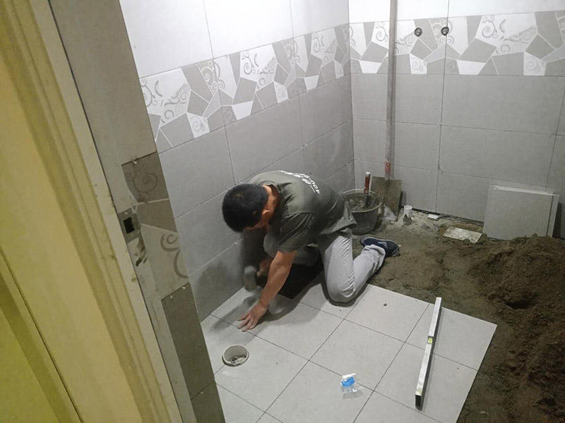 衛(wèi)生間拆除翻新：對(duì)洗浴用具首先進(jìn)行拆卸，再拆除天花。根據(jù)施工隊(duì)的施工習(xí)慣，洗浴用具可以在所有墻面敲磚前統(tǒng)一拆除，也可以與敲磚穿插進(jìn)行。在拆除洗浴用具時(shí)，需要事先與屋主溝通。如果洗浴用具需要保留使用，則拆卸時(shí)注意不能損壞洗浴用具。并不是所有洗浴用具都需要馬上拆卸，馬桶的拆卸是留到進(jìn)行的，施工期間，可以用木板等材料保護(hù)馬桶，以防掉落物砸壞。