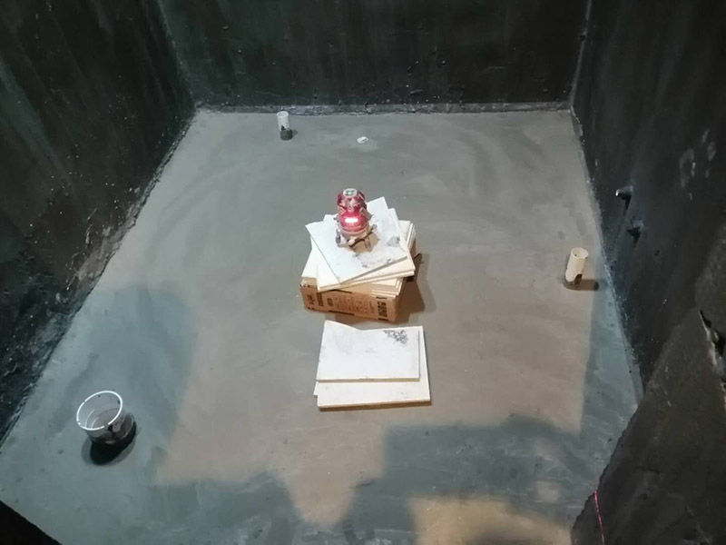 衛(wèi)生間拆除翻新：對(duì)洗浴用具首先進(jìn)行拆卸，再拆除天花。根據(jù)施工隊(duì)的施工習(xí)慣，洗浴用具可以在所有墻面敲磚前統(tǒng)一拆除，也可以與敲磚穿插進(jìn)行。在拆除洗浴用具時(shí)，需要事先與屋主溝通。如果洗浴用具需要保留使用，則拆卸時(shí)注意不能損壞洗浴用具。并不是所有洗浴用具都需要馬上拆卸，馬桶的拆卸是留到進(jìn)行的，施工期間，可以用木板等材料保護(hù)馬桶，以防掉落物砸壞。
