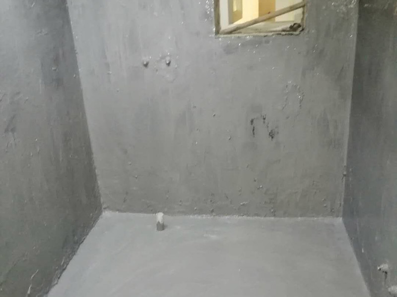 衛(wèi)生間拆除翻新：對(duì)洗浴用具首先進(jìn)行拆卸，再拆除天花。根據(jù)施工隊(duì)的施工習(xí)慣，洗浴用具可以在所有墻面敲磚前統(tǒng)一拆除，也可以與敲磚穿插進(jìn)行。在拆除洗浴用具時(shí)，需要事先與屋主溝通。如果洗浴用具需要保留使用，則拆卸時(shí)注意不能損壞洗浴用具。并不是所有洗浴用具都需要馬上拆卸，馬桶的拆卸是留到進(jìn)行的，施工期間，可以用木板等材料保護(hù)馬桶，以防掉落物砸壞。