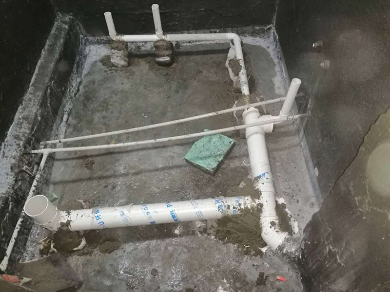 衛(wèi)生間拆除翻新：對(duì)洗浴用具首先進(jìn)行拆卸，再拆除天花。根據(jù)施工隊(duì)的施工習(xí)慣，洗浴用具可以在所有墻面敲磚前統(tǒng)一拆除，也可以與敲磚穿插進(jìn)行。在拆除洗浴用具時(shí)，需要事先與屋主溝通。如果洗浴用具需要保留使用，則拆卸時(shí)注意不能損壞洗浴用具。并不是所有洗浴用具都需要馬上拆卸，馬桶的拆卸是留到進(jìn)行的，施工期間，可以用木板等材料保護(hù)馬桶，以防掉落物砸壞。