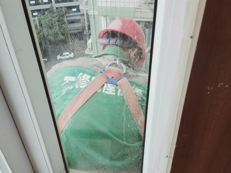 窗外雨棚防水維修:1.清潔雨棚的表面; 2.在需防水處理的區(qū)域涂上基層防水涂料,當(dāng)其仍為濕潤(rùn)時(shí),把適合尺寸的縫織聚酯布鋪于其上,確?？p織聚酯布不起泡,不起皺,再用基層防水涂料浸透縫織聚酯布,至全干; 3.最后涂?jī)蓪颖韺臃浪苛? 4.養(yǎng)護(hù)。