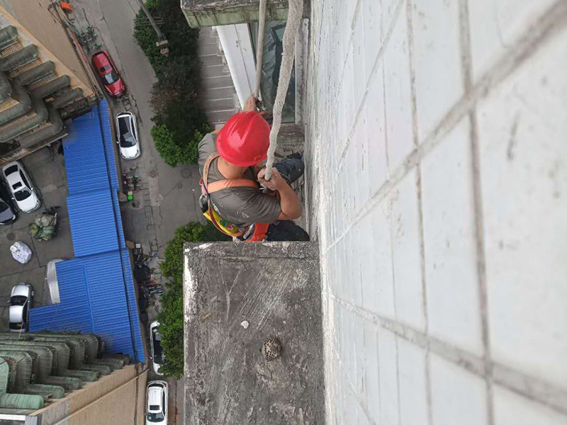 外墻高空作業(yè)施工：首先在對防水墻處理的時候一定要對墻體進行檢查，看一看墻體有什么裂縫，或者不均勻的地方，這些地方需要處理過后才能對墻體進行防水處理。嚴禁在墻面上留下空，裂縫，凹凸不平等問題，而且在外部進入室內(nèi)的管子穿過墻體的也要做好密封性。這樣的墻才能做防水處理，不然的話效果會大打折扣。