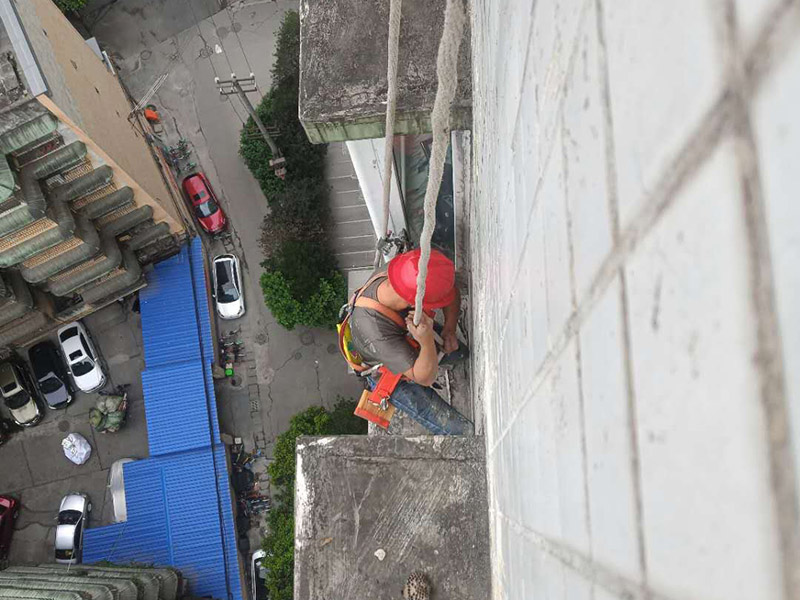 外墻高空作業(yè)施工：首先在對防水墻處理的時候一定要對墻體進行檢查，看一看墻體有什么裂縫，或者不均勻的地方，這些地方需要處理過后才能對墻體進行防水處理。嚴禁在墻面上留下空，裂縫，凹凸不平等問題，而且在外部進入室內(nèi)的管子穿過墻體的也要做好密封性。這樣的墻才能做防水處理，不然的話效果會大打折扣。