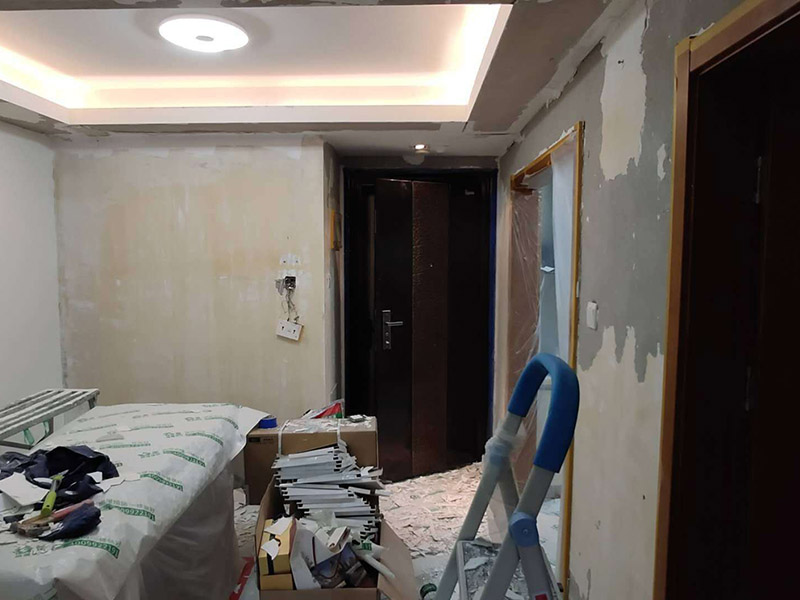 全屋墻面鏟除翻新：舊墻面在翻新前一定要做墻面基底處理，粉化嚴重的要全部鏟除，鏟除后抹上一層白水泥，原來墻面過于光滑、刷過油漆的鏟除后還要做打磨處理，把粘結(jié)不牢的表皮去掉，便于新涂料和墻體粘結(jié)。墻面底漆的作用是抗堿防潮、封固基材、保護面漆，提高面漆的質(zhì)感和遮蓋力，對于老房翻新，墻面一定要做底漆，如果沒有刷底漆就直接上面漆的話，時間一長墻面容易起泡、發(fā)霉，太陽照曬時間長了也容易變色。已經(jīng)上好面漆的墻面要修補會比較麻煩，容易產(chǎn)生色差，材料的使用時間不同，質(zhì)量也難以保證，很難達到理想效果。 所以墻面的修補最好是整塊墻面，或是盡可能地選擇較大面積進行修補，這樣可以盡量避免產(chǎn)生色差，修補后的質(zhì)量也更好。