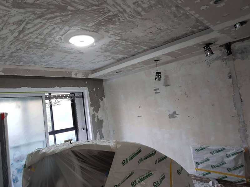 全屋墻面鏟除翻新：舊墻面在翻新前一定要做墻面基底處理，粉化嚴重的要全部鏟除，鏟除后抹上一層白水泥，原來墻面過于光滑、刷過油漆的鏟除后還要做打磨處理，把粘結(jié)不牢的表皮去掉，便于新涂料和墻體粘結(jié)。墻面底漆的作用是抗堿防潮、封固基材、保護面漆，提高面漆的質(zhì)感和遮蓋力，對于老房翻新，墻面一定要做底漆，如果沒有刷底漆就直接上面漆的話，時間一長墻面容易起泡、發(fā)霉，太陽照曬時間長了也容易變色。已經(jīng)上好面漆的墻面要修補會比較麻煩，容易產(chǎn)生色差，材料的使用時間不同，質(zhì)量也難以保證，很難達到理想效果。 所以墻面的修補最好是整塊墻面，或是盡可能地選擇較大面積進行修補，這樣可以盡量避免產(chǎn)生色差，修補后的質(zhì)量也更好。