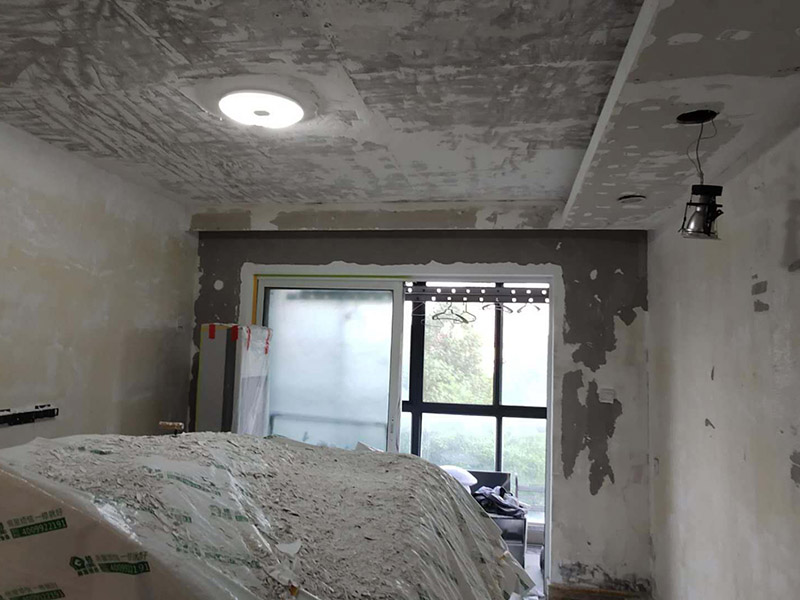 全屋墻面鏟除翻新：舊墻面在翻新前一定要做墻面基底處理，粉化嚴重的要全部鏟除，鏟除后抹上一層白水泥，原來墻面過于光滑、刷過油漆的鏟除后還要做打磨處理，把粘結(jié)不牢的表皮去掉，便于新涂料和墻體粘結(jié)。墻面底漆的作用是抗堿防潮、封固基材、保護面漆，提高面漆的質(zhì)感和遮蓋力，對于老房翻新，墻面一定要做底漆，如果沒有刷底漆就直接上面漆的話，時間一長墻面容易起泡、發(fā)霉，太陽照曬時間長了也容易變色。已經(jīng)上好面漆的墻面要修補會比較麻煩，容易產(chǎn)生色差，材料的使用時間不同，質(zhì)量也難以保證，很難達到理想效果。 所以墻面的修補最好是整塊墻面，或是盡可能地選擇較大面積進行修補，這樣可以盡量避免產(chǎn)生色差，修補后的質(zhì)量也更好。