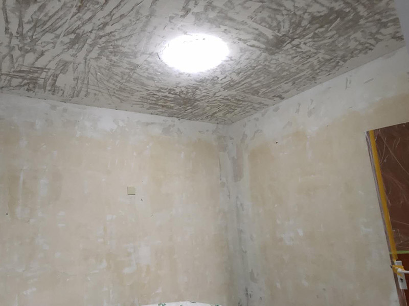 全屋墻面鏟除翻新：舊墻面在翻新前一定要做墻面基底處理，粉化嚴重的要全部鏟除，鏟除后抹上一層白水泥，原來墻面過于光滑、刷過油漆的鏟除后還要做打磨處理，把粘結(jié)不牢的表皮去掉，便于新涂料和墻體粘結(jié)。墻面底漆的作用是抗堿防潮、封固基材、保護面漆，提高面漆的質(zhì)感和遮蓋力，對于老房翻新，墻面一定要做底漆，如果沒有刷底漆就直接上面漆的話，時間一長墻面容易起泡、發(fā)霉，太陽照曬時間長了也容易變色。已經(jīng)上好面漆的墻面要修補會比較麻煩，容易產(chǎn)生色差，材料的使用時間不同，質(zhì)量也難以保證，很難達到理想效果。 所以墻面的修補最好是整塊墻面，或是盡可能地選擇較大面積進行修補，這樣可以盡量避免產(chǎn)生色差，修補后的質(zhì)量也更好。
