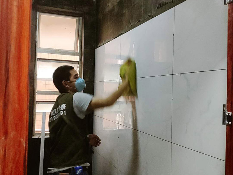 衛(wèi)生間裝修改造：由于衛(wèi)生間的用水量大，因此施工的第一步，我們需要對水電進(jìn)行布局和改造。衛(wèi)生間的水電改造包括浴霸采暖、水管的入墻處理等。我們在進(jìn)行水電改造前，要先明確衛(wèi)生間里需要安裝的衛(wèi)浴設(shè)備及其安裝的位置，然后預(yù)留好相關(guān)的插座，以防后期需要添加電器，方便使用。水電改造必須按照嚴(yán)格的施工標(biāo)準(zhǔn)來操作，以免影響到衛(wèi)生間的正常使用。其次，我們要做好衛(wèi)生間的防水工程，一般來說，它的地面防水是需要做兩遍，其防水層要高出地面大概250mm左右。然后我們在做好保護(hù)層，處理好地面防水之后，衛(wèi)生間的墻面也需要做好相應(yīng)的防水工程。需要注意的是衛(wèi)生間的墻面防水層最好做到頂，防水工程做好之后，一定不要忘了做24小時閉水試驗(yàn)。