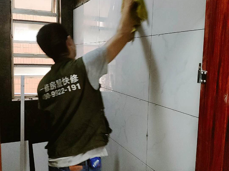 衛(wèi)生間裝修改造：由于衛(wèi)生間的用水量大，因此施工的第一步，我們需要對水電進(jìn)行布局和改造。衛(wèi)生間的水電改造包括浴霸采暖、水管的入墻處理等。我們在進(jìn)行水電改造前，要先明確衛(wèi)生間里需要安裝的衛(wèi)浴設(shè)備及其安裝的位置，然后預(yù)留好相關(guān)的插座，以防后期需要添加電器，方便使用。水電改造必須按照嚴(yán)格的施工標(biāo)準(zhǔn)來操作，以免影響到衛(wèi)生間的正常使用。其次，我們要做好衛(wèi)生間的防水工程，一般來說，它的地面防水是需要做兩遍，其防水層要高出地面大概250mm左右。然后我們在做好保護(hù)層，處理好地面防水之后，衛(wèi)生間的墻面也需要做好相應(yīng)的防水工程。需要注意的是衛(wèi)生間的墻面防水層最好做到頂，防水工程做好之后，一定不要忘了做24小時閉水試驗(yàn)。