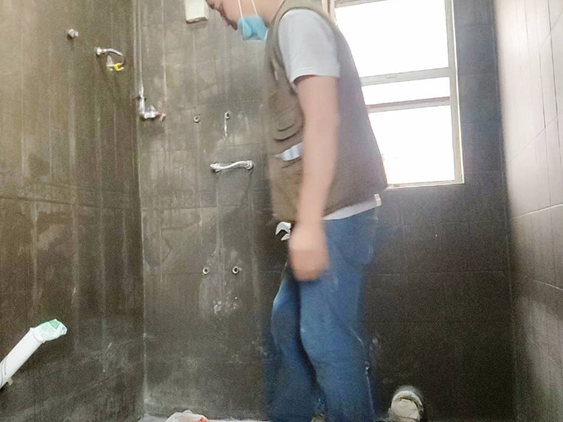 衛(wèi)生間裝修改造：由于衛(wèi)生間的用水量大，因此施工的第一步，我們需要對水電進(jìn)行布局和改造。衛(wèi)生間的水電改造包括浴霸采暖、水管的入墻處理等。我們在進(jìn)行水電改造前，要先明確衛(wèi)生間里需要安裝的衛(wèi)浴設(shè)備及其安裝的位置，然后預(yù)留好相關(guān)的插座，以防后期需要添加電器，方便使用。水電改造必須按照嚴(yán)格的施工標(biāo)準(zhǔn)來操作，以免影響到衛(wèi)生間的正常使用。其次，我們要做好衛(wèi)生間的防水工程，一般來說，它的地面防水是需要做兩遍，其防水層要高出地面大概250mm左右。然后我們在做好保護(hù)層，處理好地面防水之后，衛(wèi)生間的墻面也需要做好相應(yīng)的防水工程。需要注意的是衛(wèi)生間的墻面防水層最好做到頂，防水工程做好之后，一定不要忘了做24小時閉水試驗(yàn)。