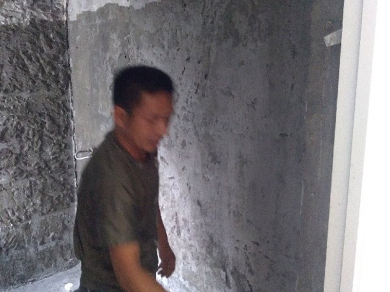 衛(wèi)生間裝修改造：由于衛(wèi)生間的用水量大，因此施工的第一步，我們需要對水電進(jìn)行布局和改造。衛(wèi)生間的水電改造包括浴霸采暖、水管的入墻處理等。我們在進(jìn)行水電改造前，要先明確衛(wèi)生間里需要安裝的衛(wèi)浴設(shè)備及其安裝的位置，然后預(yù)留好相關(guān)的插座，以防后期需要添加電器，方便使用。水電改造必須按照嚴(yán)格的施工標(biāo)準(zhǔn)來操作，以免影響到衛(wèi)生間的正常使用。其次，我們要做好衛(wèi)生間的防水工程，一般來說，它的地面防水是需要做兩遍，其防水層要高出地面大概250mm左右。然后我們在做好保護(hù)層，處理好地面防水之后，衛(wèi)生間的墻面也需要做好相應(yīng)的防水工程。需要注意的是衛(wèi)生間的墻面防水層最好做到頂，防水工程做好之后，一定不要忘了做24小時閉水試驗(yàn)。