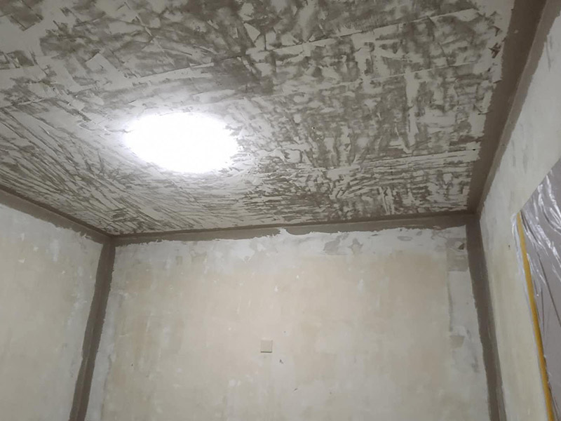 墻面改造翻新：在舊墻面上重新刷乳膠漆之前，一般先要對(duì)舊墻上的油污、浮灰、空鼓或裂紋等做處理，清除浮灰，鏟除起砂翹皮等部位，對(duì)油污的部位，應(yīng)先將原有涂層鏟除，不能鏟除應(yīng)徹底清洗干凈，墻面清理完畢，在用膩?zhàn)优蝺傻馈?盡量用較細(xì)的砂紙，通常質(zhì)地較松軟的膩?zhàn)佑?00-500號(hào)的砂紙，質(zhì)地較硬的用360-400號(hào)為佳，假如砂紙?zhí)值脑挄?huì)留下很深的砂痕，刷漆是掩蓋不掉的。打磨結(jié)束必定。上完底漆后，可以明顯看到膩?zhàn)哟蚰ネ戤吅筮€留有一些坑眼，這時(shí)候就需要修補(bǔ)了，修補(bǔ)時(shí)一定要打磨平整，再用稍微多加一點(diǎn)水的底漆刷一遍，以免刷面漆的時(shí)候因?yàn)榕c其它墻面吃水量不同而有色差。上面漆時(shí)要選擇好的滾筒，注意滾筒的毛不要太短，但一定要細(xì)，漆不要加過(guò)量的水，過(guò)量的水會(huì)影響漆膜厚度、手感和硬度。涂刷的時(shí)候要注意墻角、每滾中間接茬部分和收漆方向，確保刷出來(lái)的漆膜手感細(xì)膩。 乳膠漆涂刷完以后4個(gè)小時(shí)就會(huì)干燥，但干燥的漆膜還沒(méi)有達(dá)到必定的硬度，這就要護(hù)理，很簡(jiǎn)單，7-10天以內(nèi)不要有擦拭或任何觸摸墻面的行為即可。