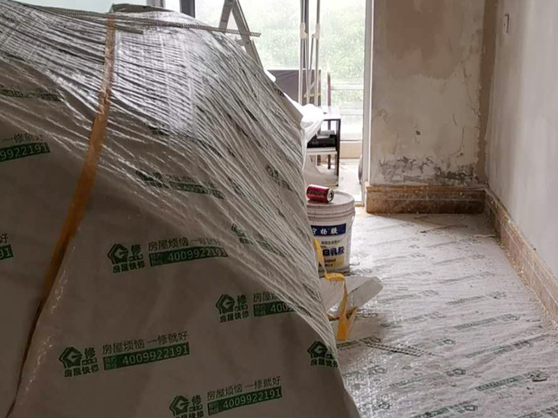 墻面翻新裝修：首先在做翻新的時候一定要把之前的墻面給處理干凈，粉化嚴重的一定要鏟除干凈。由于之前的墻面有刷過油漆和乳膠漆，所在做完鏟除后一定要做打磨處理，將原來墻體上的結(jié)實的表皮及浮沉全部清理掉，如果說墻體出現(xiàn)小部分的凹陷以及裂縫的話可以用膩子稍微填補一下。 清理干凈的墻面一定要刷一道底漆，墻面底漆的主要作用就是抗堿防潮、封固基材、保護面漆、提高面漆的質(zhì)量以及遮蓋力。尤其是對老房子進行翻新的時候底漆是特別的重要，如果說是直接的上面漆的話墻面就很容易起泡發(fā)霉，時間不久后就會再一次出現(xiàn)脫落現(xiàn)象，不能重蹈覆轍。在修補的過程中要是沒有做到全面，并且上漆過程已經(jīng)做了的話那就會顯得相當?shù)穆闊?，上漆工程完成后的話再對沒有修補到的地方進行修補的話就會很難達到預(yù)想效果。 在上面漆之前要裝油漆按照漆桶的說明配比及涂刷，要準備足夠的量，保證顏色的相同，不要因為量少缺量后來進行后補，這樣很容易發(fā)生色差的問題。刷面漆時要選擇質(zhì)量好的刷漆滾筒，這樣刷出來的質(zhì)地才會更加的均勻好看。刷完漆之后要注意通風問題，因為稀釋劑中的二甲苯成分會與乳膠漆中的成分發(fā)生化學反應(yīng)導致墻面泛黃。