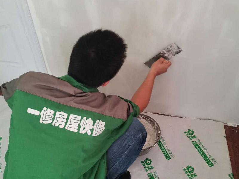 墻面刮膩?zhàn)诱移?第一遍刮石膏粉，好處是干得快，尤其是陰雨潮濕的天氣施工就更顯現(xiàn)其優(yōu)點(diǎn)。石膏硬度好，附著力好干了不容易開裂收縮，填充力好，能堵住墻體上小 眼眼，干了后就不能再出現(xiàn)小眼眼了。而用膩?zhàn)友a(bǔ)干了后收縮又能看見小眼眼，如果補(bǔ)太厚了干得又慢，所以第一遍一定要刮石膏，要用全膠水。 第二遍，刮膩?zhàn)樱@一遍刮的重點(diǎn)就是找平，由于墻體不是那么平整和直順，因而就需要刮膩?zhàn)觼碚移胶驼抑?，陽角一定要?米左右長的鋁合金靠尺做靠尺校直， 陰角一定需要用校直，這樣就能看見棱是棱角是角，效果就很好了。等干透了就打磨一遍，這個(gè)要求不需要太高，但必須等干了以后才能上第三遍膩?zhàn)印? width=