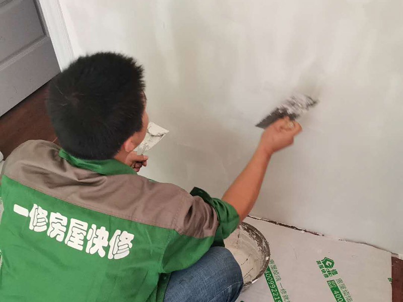 墻面刮膩?zhàn)诱移?第一遍刮石膏粉，好處是干得快，尤其是陰雨潮濕的天氣施工就更顯現(xiàn)其優(yōu)點(diǎn)。石膏硬度好，附著力好干了不容易開裂收縮，填充力好，能堵住墻體上小 眼眼，干了后就不能再出現(xiàn)小眼眼了。而用膩?zhàn)友a(bǔ)干了后收縮又能看見小眼眼，如果補(bǔ)太厚了干得又慢，所以第一遍一定要刮石膏，要用全膠水。 第二遍，刮膩?zhàn)樱@一遍刮的重點(diǎn)就是找平，由于墻體不是那么平整和直順，因而就需要刮膩?zhàn)觼碚移胶驼抑?，陽角一定要?米左右長的鋁合金靠尺做靠尺校直， 陰角一定需要用校直，這樣就能看見棱是棱角是角，效果就很好了。等干透了就打磨一遍，這個(gè)要求不需要太高，但必須等干了以后才能上第三遍膩?zhàn)印? width=