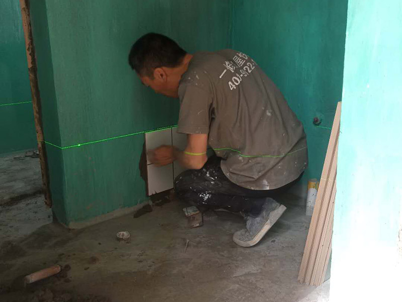 衛(wèi)生間標線貼磚：衛(wèi)生間的防水工作流程，都是在地面用水泥砂漿找平一次，等它干透后再做防水。那些詢問做完防水能不能馬上貼瓷磚的業(yè)主，首先要搞清楚，防水不是只做一遍就可以的。一般的防水施工要做2到3遍，而且防水的順序也是有講究的，比如，要先做完墻面防水再貼墻磚，其次才可以做地面防水，再貼地磚。因為地面經(jīng)常會踩來踩去，地面防水如果先做了會很容易踩壞。一般情況下，在2到3遍的防水層全部做好后，會有5到7天的固化期，所以自然的，貼瓷磚肯定是要等到這之后才能做，所以做完防水就立馬貼瓷磚，就大錯特錯了。