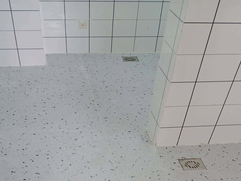 衛(wèi)生間標線貼磚：衛(wèi)生間的防水工作流程，都是在地面用水泥砂漿找平一次，等它干透后再做防水。那些詢問做完防水能不能馬上貼瓷磚的業(yè)主，首先要搞清楚，防水不是只做一遍就可以的。一般的防水施工要做2到3遍，而且防水的順序也是有講究的，比如，要先做完墻面防水再貼墻磚，其次才可以做地面防水，再貼地磚。因為地面經(jīng)常會踩來踩去，地面防水如果先做了會很容易踩壞。一般情況下，在2到3遍的防水層全部做好后，會有5到7天的固化期，所以自然的，貼瓷磚肯定是要等到這之后才能做，所以做完防水就立馬貼瓷磚，就大錯特錯了。