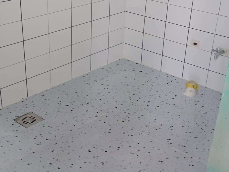 衛(wèi)生間標線貼磚：衛(wèi)生間的防水工作流程，都是在地面用水泥砂漿找平一次，等它干透后再做防水。那些詢問做完防水能不能馬上貼瓷磚的業(yè)主，首先要搞清楚，防水不是只做一遍就可以的。一般的防水施工要做2到3遍，而且防水的順序也是有講究的，比如，要先做完墻面防水再貼墻磚，其次才可以做地面防水，再貼地磚。因為地面經(jīng)常會踩來踩去，地面防水如果先做了會很容易踩壞。一般情況下，在2到3遍的防水層全部做好后，會有5到7天的固化期，所以自然的，貼瓷磚肯定是要等到這之后才能做，所以做完防水就立馬貼瓷磚，就大錯特錯了。