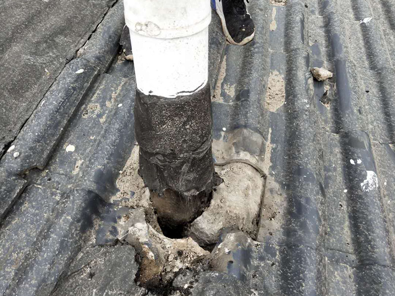 屋頂管道防水維修：1.清洗原地面,待干;2.做防水層。用材不是重要的,市面上的正品材料都是好的,關(guān)鍵是做工,邊邊角角、凹凹凸凸、細(xì)縫小孔等一點(diǎn)都不能馬虎。若是液體材料,至少做三遍;3.封水泥沙漿,約5cm厚,保護(hù)防水層。