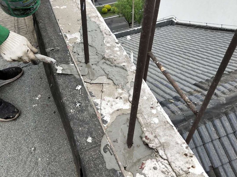 屋頂管道防水維修：1.清洗原地面,待干;2.做防水層。用材不是重要的,市面上的正品材料都是好的,關(guān)鍵是做工,邊邊角角、凹凹凸凸、細(xì)縫小孔等一點(diǎn)都不能馬虎。若是液體材料,至少做三遍;3.封水泥沙漿,約5cm厚,保護(hù)防水層。